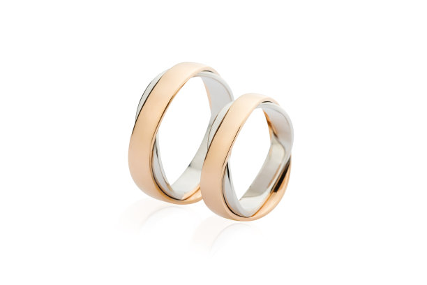 两个白色和玫瑰金结婚戒指孤立在白色的背景素材图片