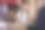 年轻的女孩和一个男人在餐厅享受晚餐图片下载