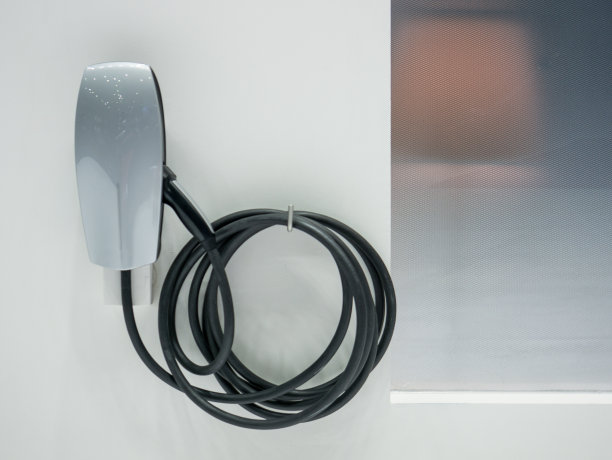 电动汽车(EV)充电站在墙上图片下载