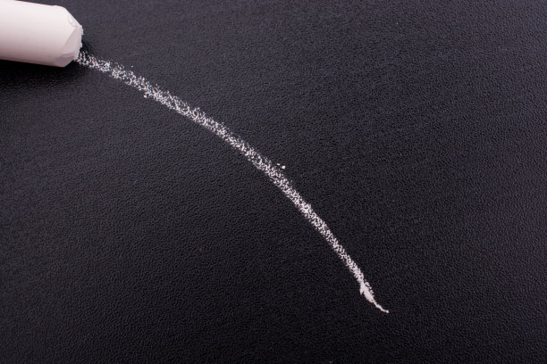 手用白粉笔和黑板图片下载