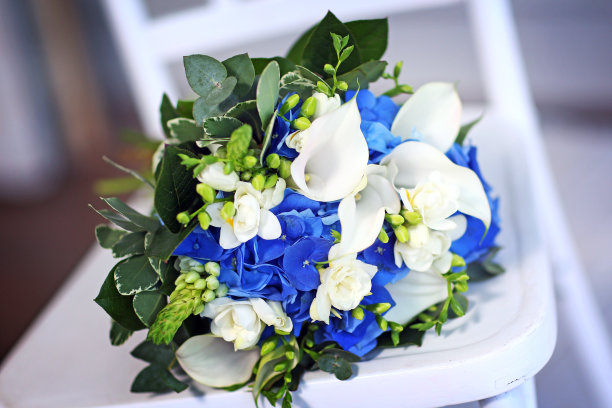 蓝色和白色花瓣的婚礼花束。图片下载