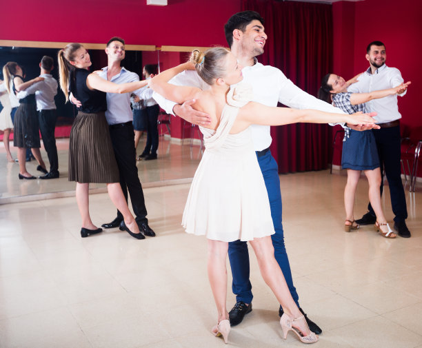 夫妇跳狐步舞图片下载