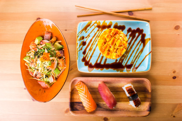 日本料理组合，寿司手握寿司，日式煎饺，蟹沙拉和炸大虾素材图片