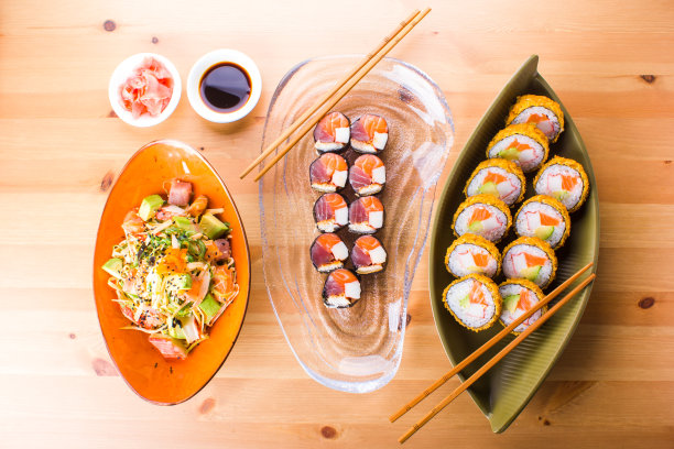 日本料理组合，寿司手握寿司，日式煎饺，蟹沙拉和炸大虾素材图片
