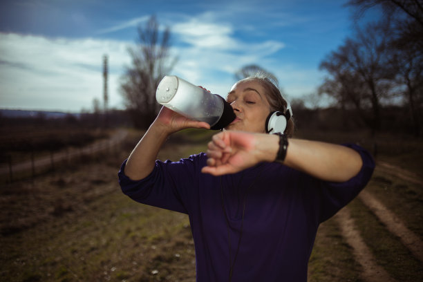 在艰苦训练后休息的女人图片下载