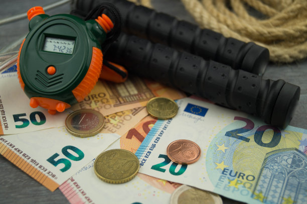 桌上放着硬币的闹钟特写镜头图片下载