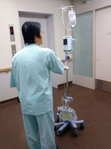 正在等待电梯的亚洲病人图片下载