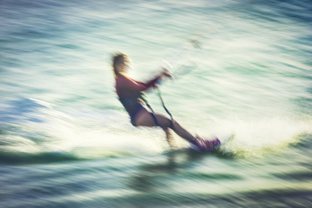 模糊的照片，一个女性风筝冲浪者在海上图片下载