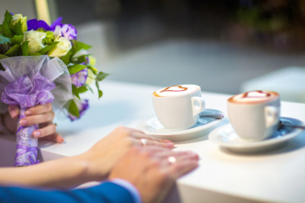 心形的卡布奇诺或拿铁咖啡。图片下载