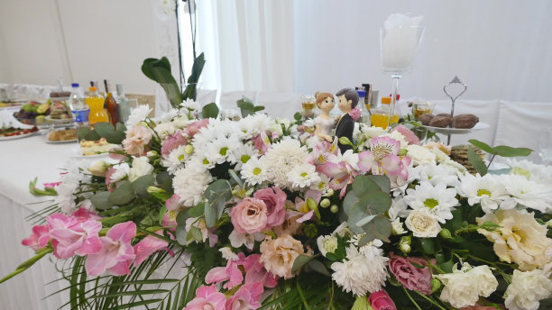 婚礼桌上的鲜花装饰图片下载