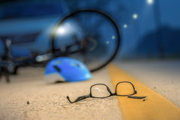 交通事故：汽车与自行车相撞素材图片