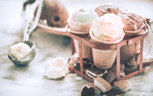 不同的冰淇淋放在一个蛋筒里图片下载