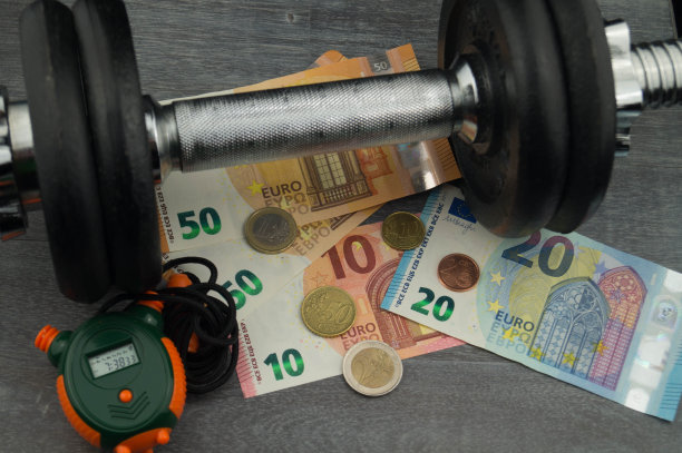 桌上放着硬币的木槌特写镜头图片下载