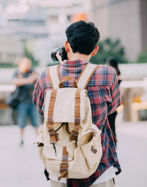 微笑的生活方式肖像漂亮的年轻女人在欧洲的城市在晚上与相机旅行照片的摄影师图片下载