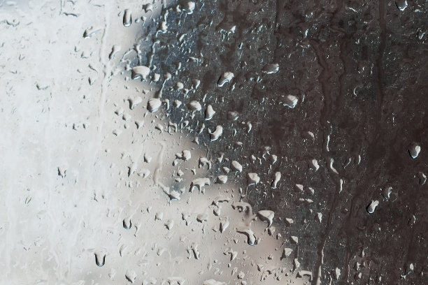 汗渍玻璃上的水滴，抽象的背景图片下载