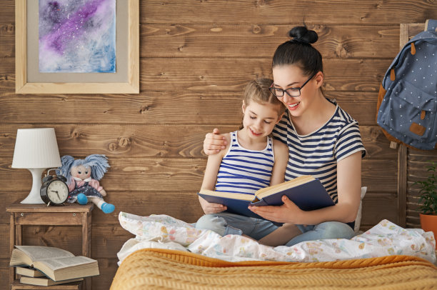 妈妈正在看书图片下载