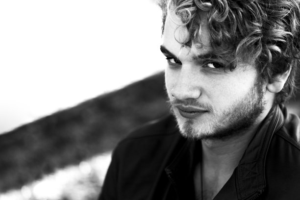 黑色和白色的黑色少年肖像，复制空间图片下载