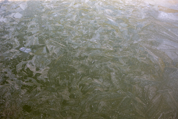 湖面上结了冰图片下载