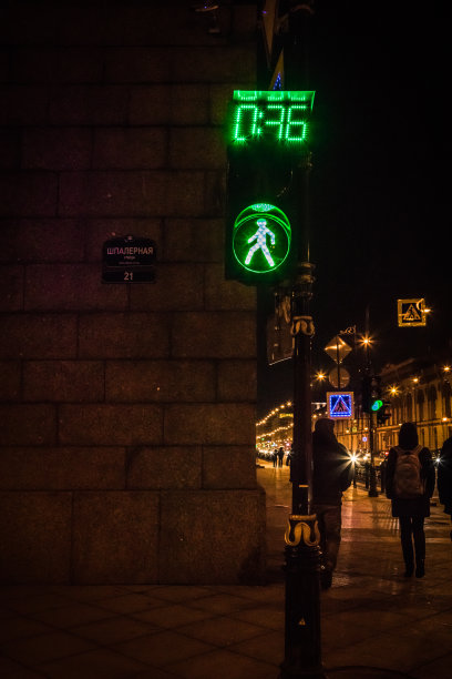 圣彼得堡夜晚的行人交通灯图片下载