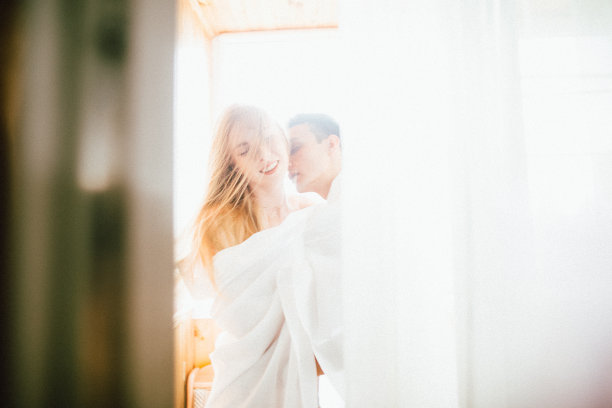 一对在家里休息的异性夫妇图片下载