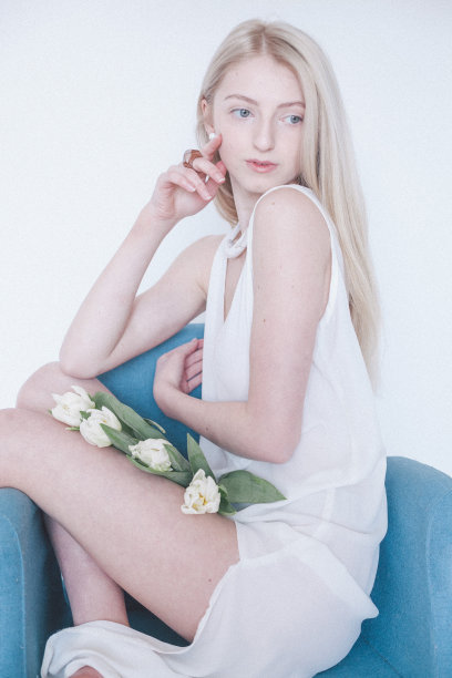 年轻女子在工作室摆姿势。图片下载