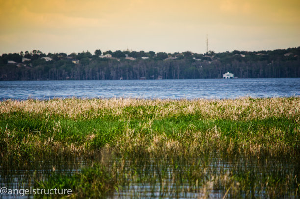 风景湖与房子在远处的背景图片下载