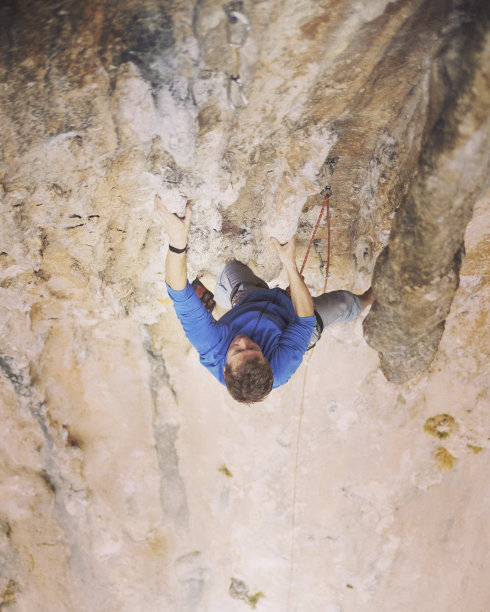 攀岩在土耳其。登山者沿着路线攀登。从上面的照片。图片下载