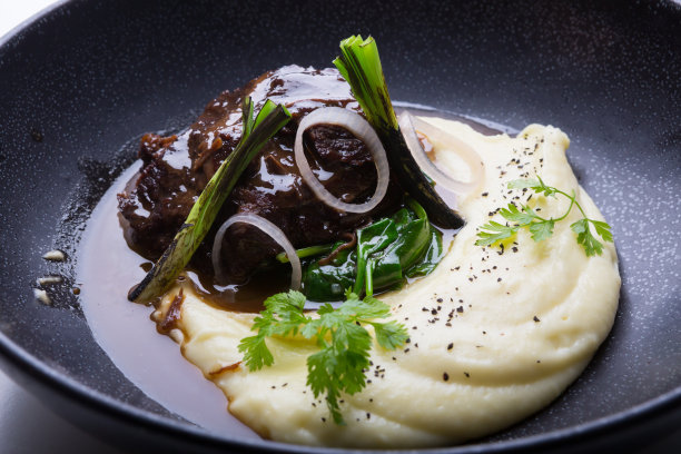 俄式烩牛肉配土豆泥素材图片
