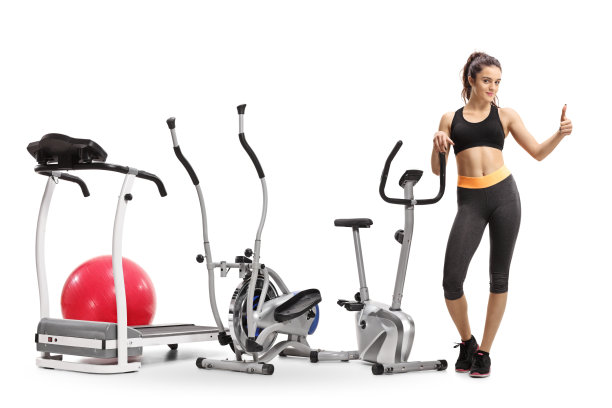 健身女孩站在健身器械旁边，做了个大拇指向上的手势图片下载