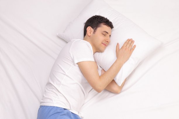 年轻人睡觉图片下载