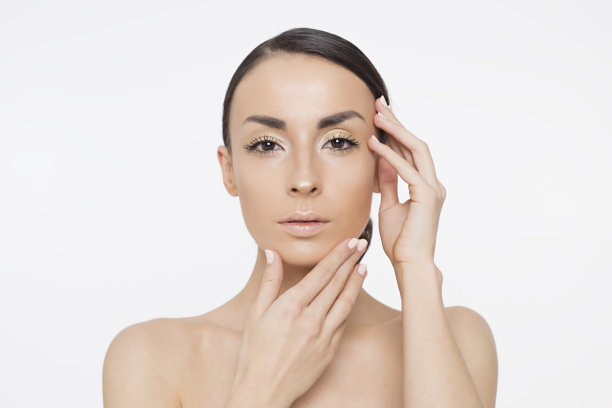 美丽的年轻女子肖像与清洁新鲜的皮肤。脸护理。图片下载