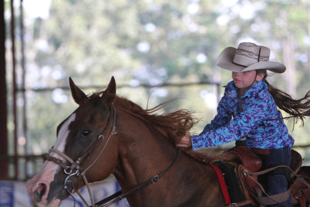 小女孩以闪电般的速度跑着桶图片下载