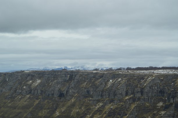 雪山附近的跳跃河雪Nervion。自然景观雪。图片下载