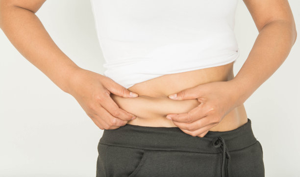 白人背景下的女性腹部脂肪图片下载