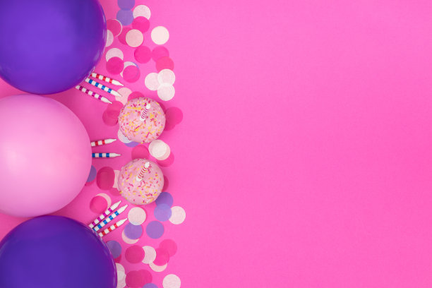 生日聚会组成粉红色的背景。顶部视图与复制空间。图片下载