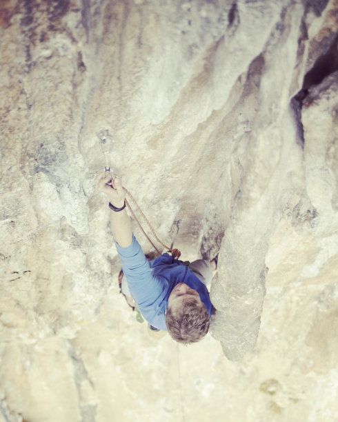 攀岩在土耳其。登山者沿着路线攀登。从上面的照片。图片下载