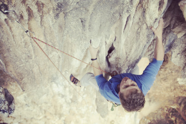 攀岩在土耳其。登山者沿着路线攀登。从上面的照片。图片下载