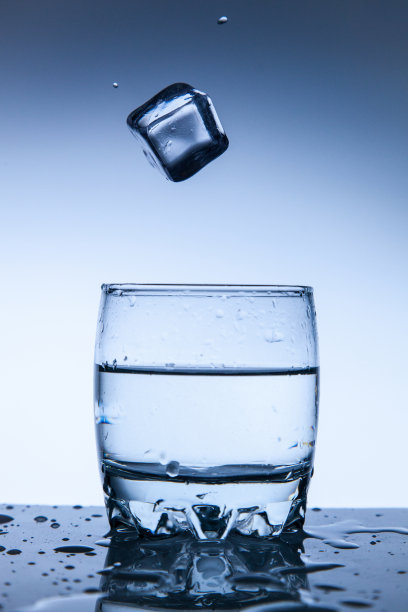 一杯新鲜的矿泉水加冰块图片下载