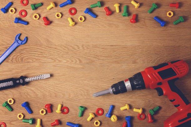 玩具的背景。孩子们的教育玩具放在木桌上。前视图。平的。复制文本空间图片下载