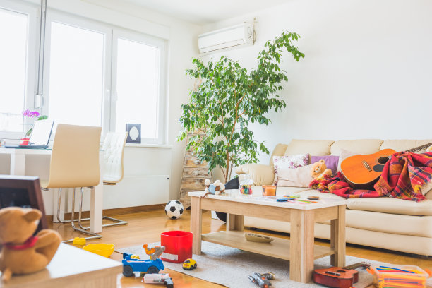 不整洁的客厅。图片下载