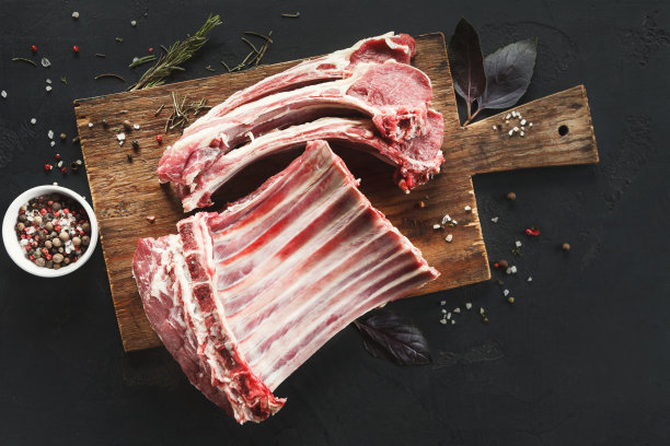 在木板上切好的羊排图片下载