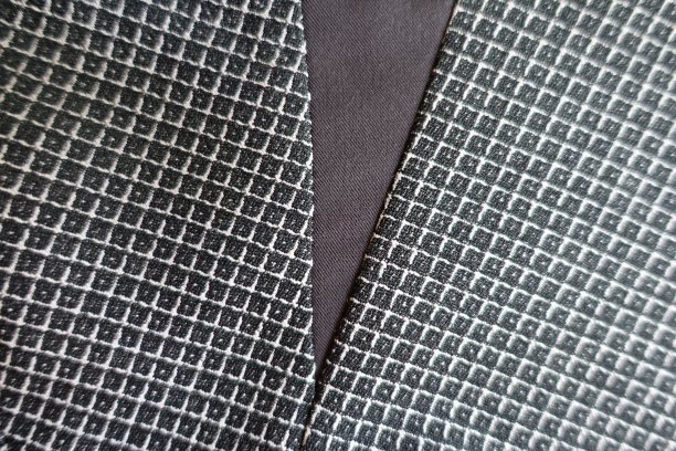 棕色织物的衣角缝在灰色的衣角上图片下载