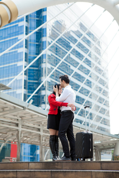 情侣在旅行旅行后拥抱在户外。图片下载