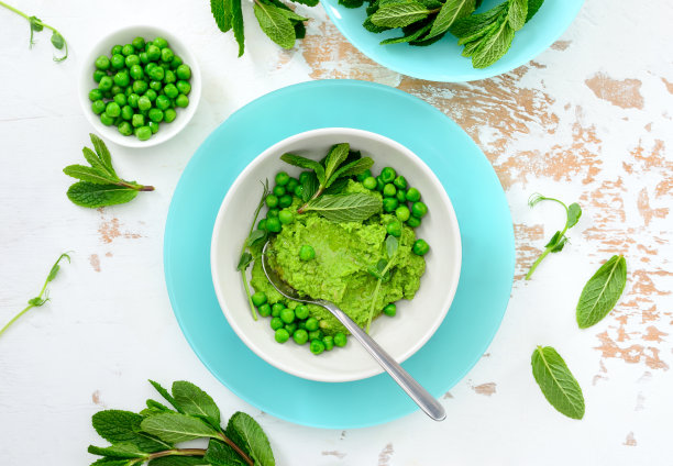 新鲜薄荷叶绿豌豆鹰嘴豆泥图片下载