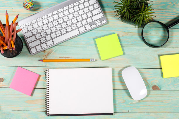 现代绿色木制办公桌与笔记本电脑图片下载