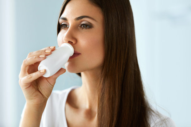 美丽健康的女人喝天然酸奶，乳制品图片下载