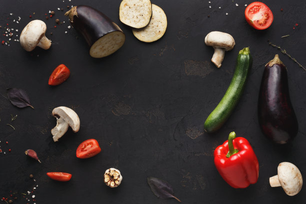 新鲜的有机蔬菜在棕色的背景图片下载