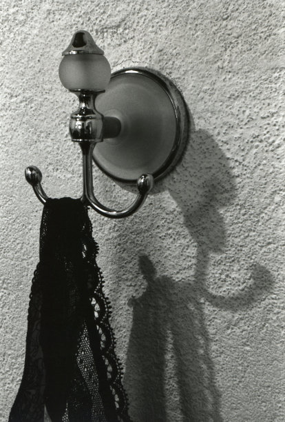 性感的开放式女性内裤挂在挂钩上。图片下载