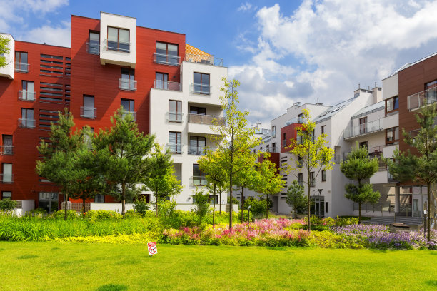 春天的景象与一个绿色的广场在一个新的住宅区素材图片