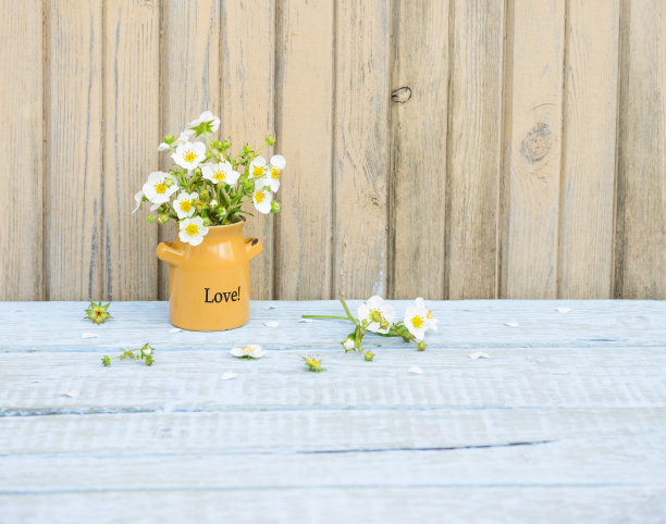 草莓鲜花花束。木背景上的野草莓花。本空间图片下载
